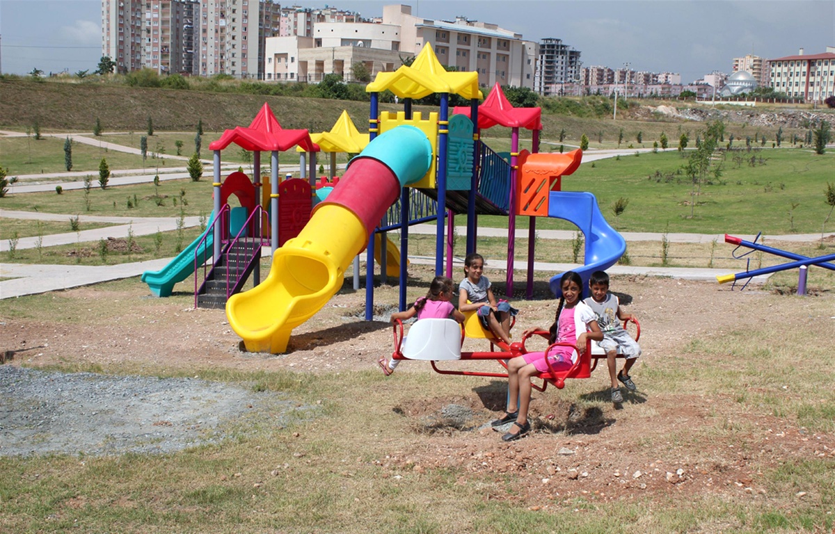 Parklara Yeni Oyun Grupları ve Spor Aletleri Yerleştiriliyor