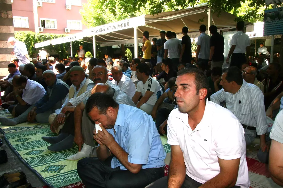Ramazan Ayının İlk Cuma Namazı\'na Yoğun İlgi