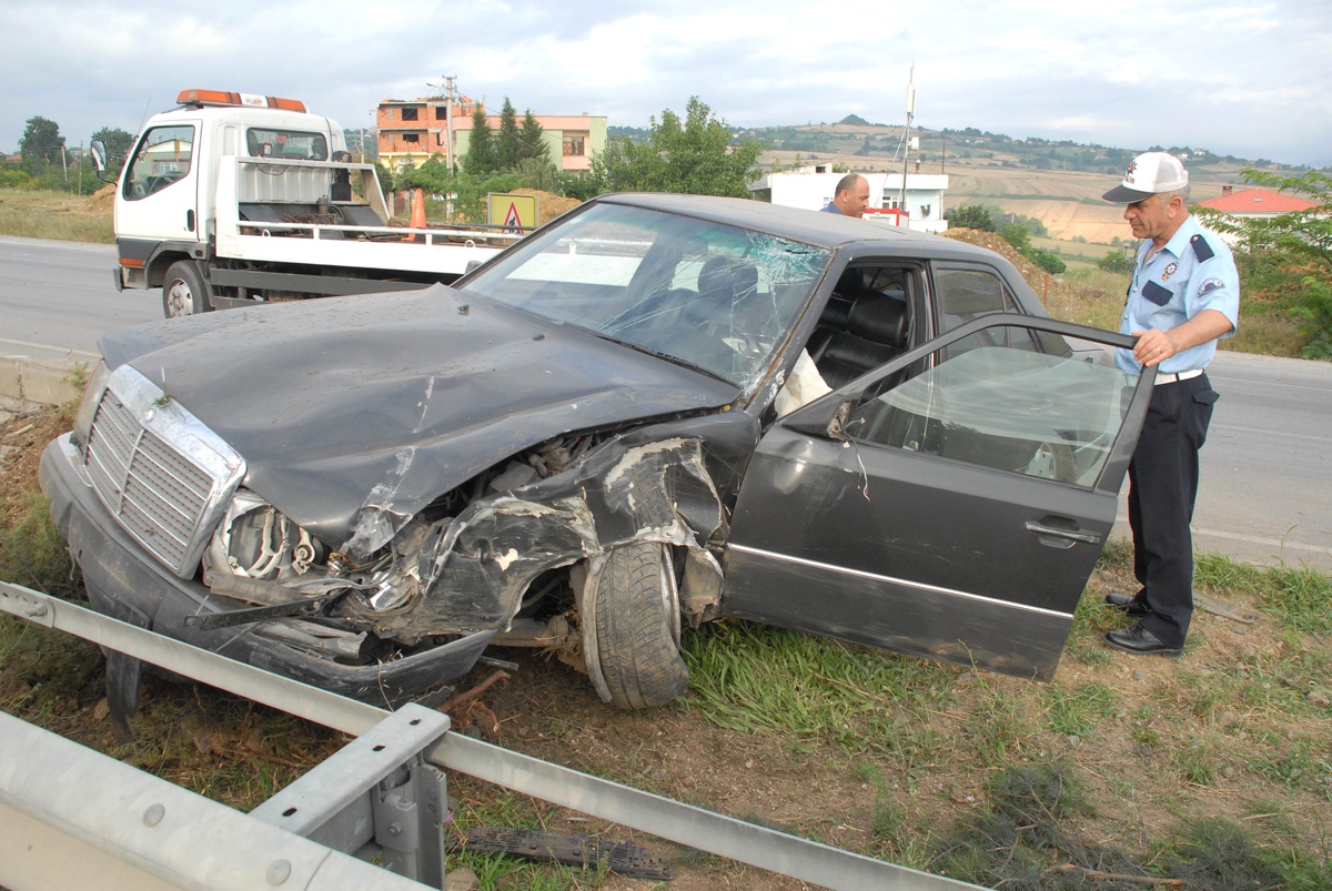 Samsun\'da Otomobil Direğe Çarptı: 2 Yaralı