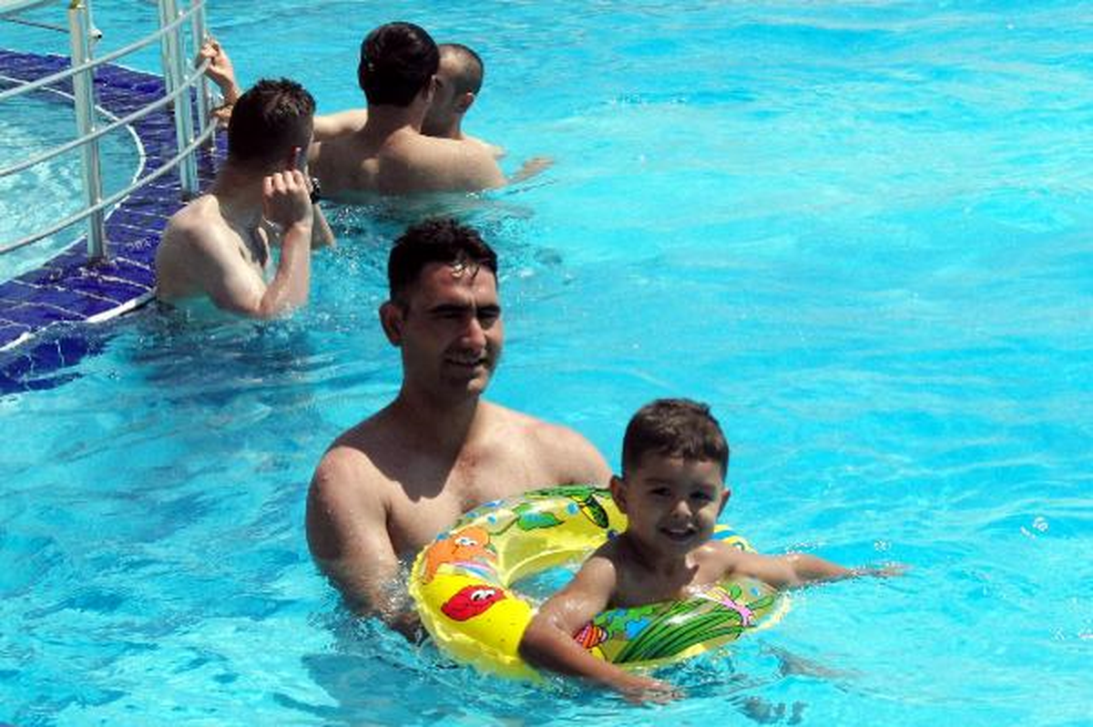 Şırnaklılar, Cudi Manzaralı Havuzda Serinliyor