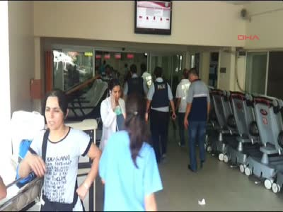 Sultangazi\'de Silahlı Çatışma: 1 Polis Yaralı