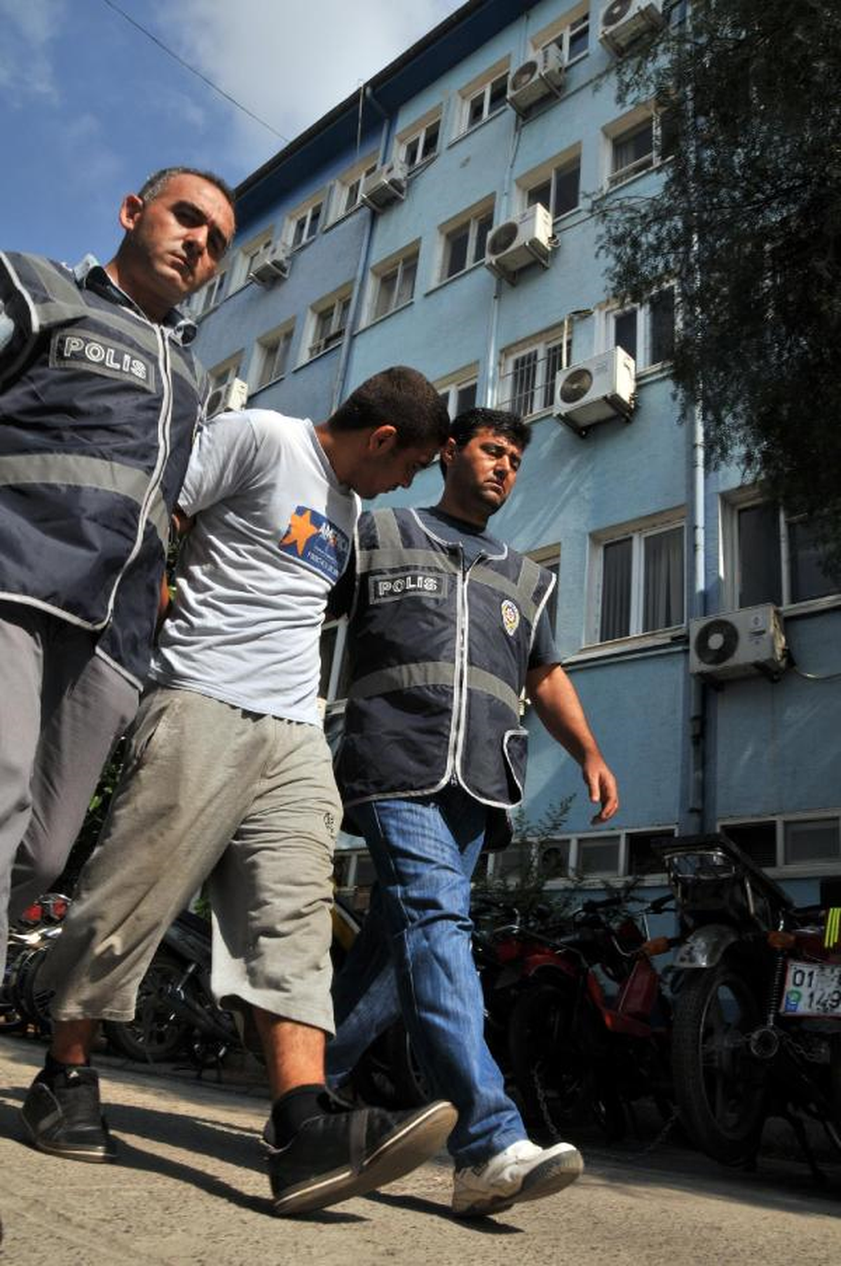 Tahliye Olduğu Gün Hırsızlık İddiasıyla Gözaltına Alındı