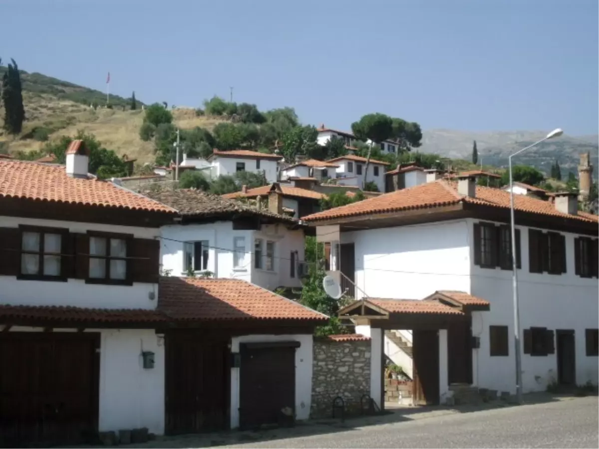 Tarihi Evleriyle Ünlü Ödemiş\'e Bağlı Birgi\'de Yeni Evlenecek Gençlerin En Büyük Sorunu Ev Bulamamak