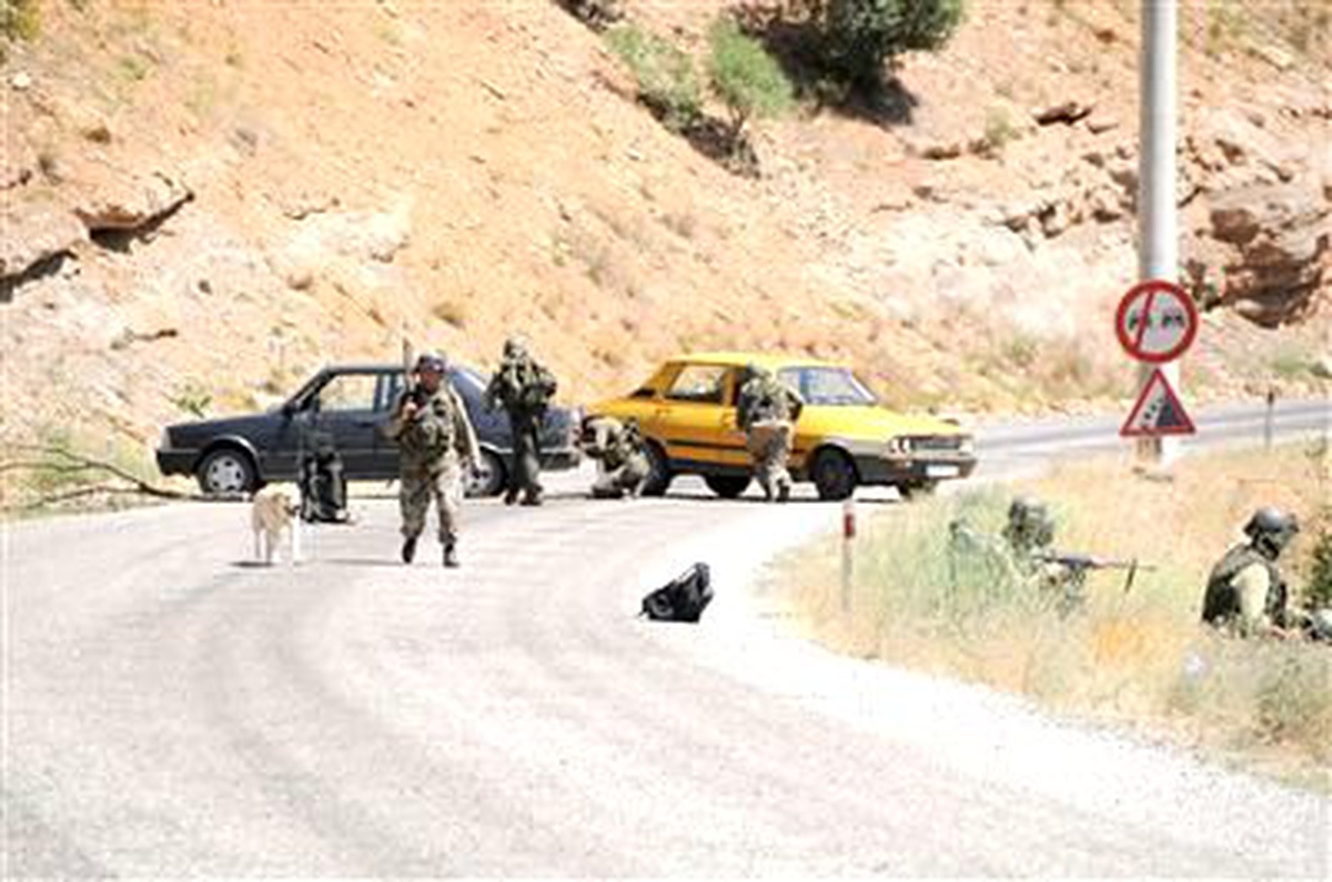 Tunceliek/ PKK\'lılar Gasp Ettikleri 2 Araca Bomba Düzeneği Kurdu