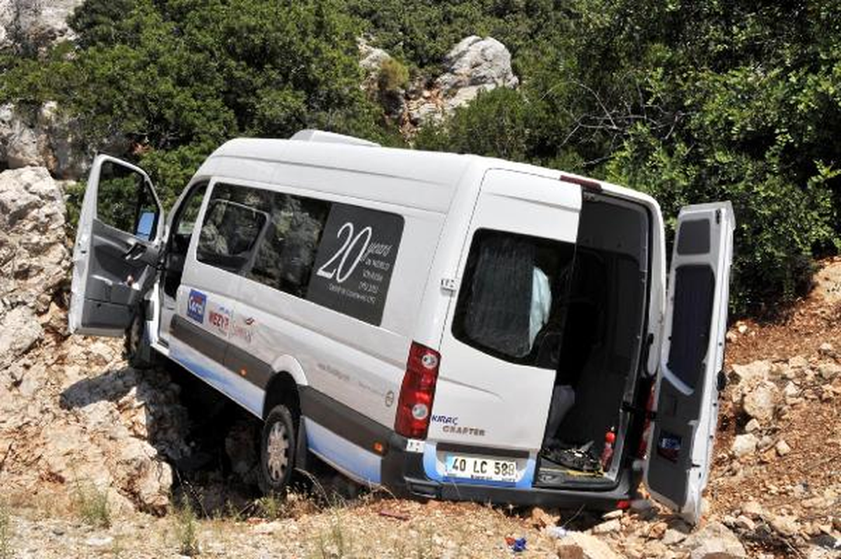 Tur Minibüsü Kayalıklara Çarptı: 2 Turist Yaralandı