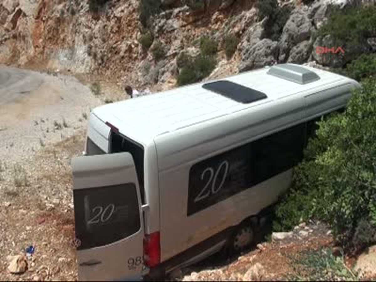 Tur Minibüsü Kayalıklara Çarptı 2 Turist Yaralandı