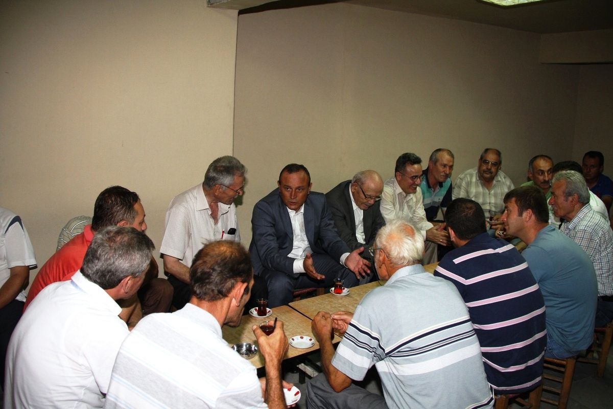 Vali Kızılcık, Halkla İç İçe