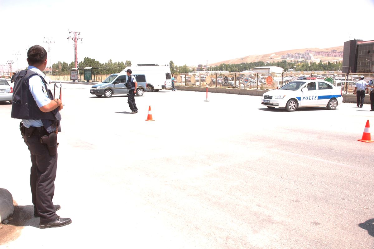 Van\'da Şüpheli Çanta Polisi Alarma Geçirdi