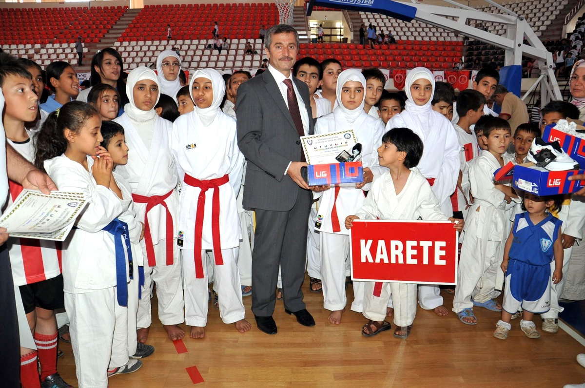 Yaz Spor Okulu Öğrencilerine Sertifikalarını Aldı