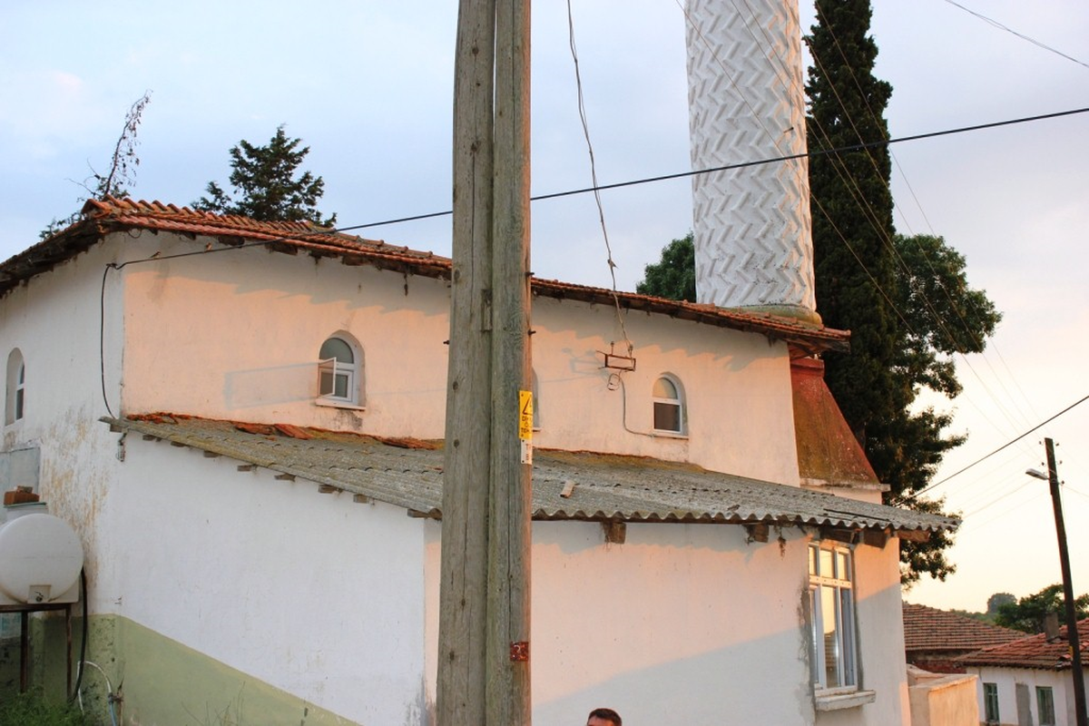 Yıkılan Caminin Bir Tek Minaresi Kaldı!
