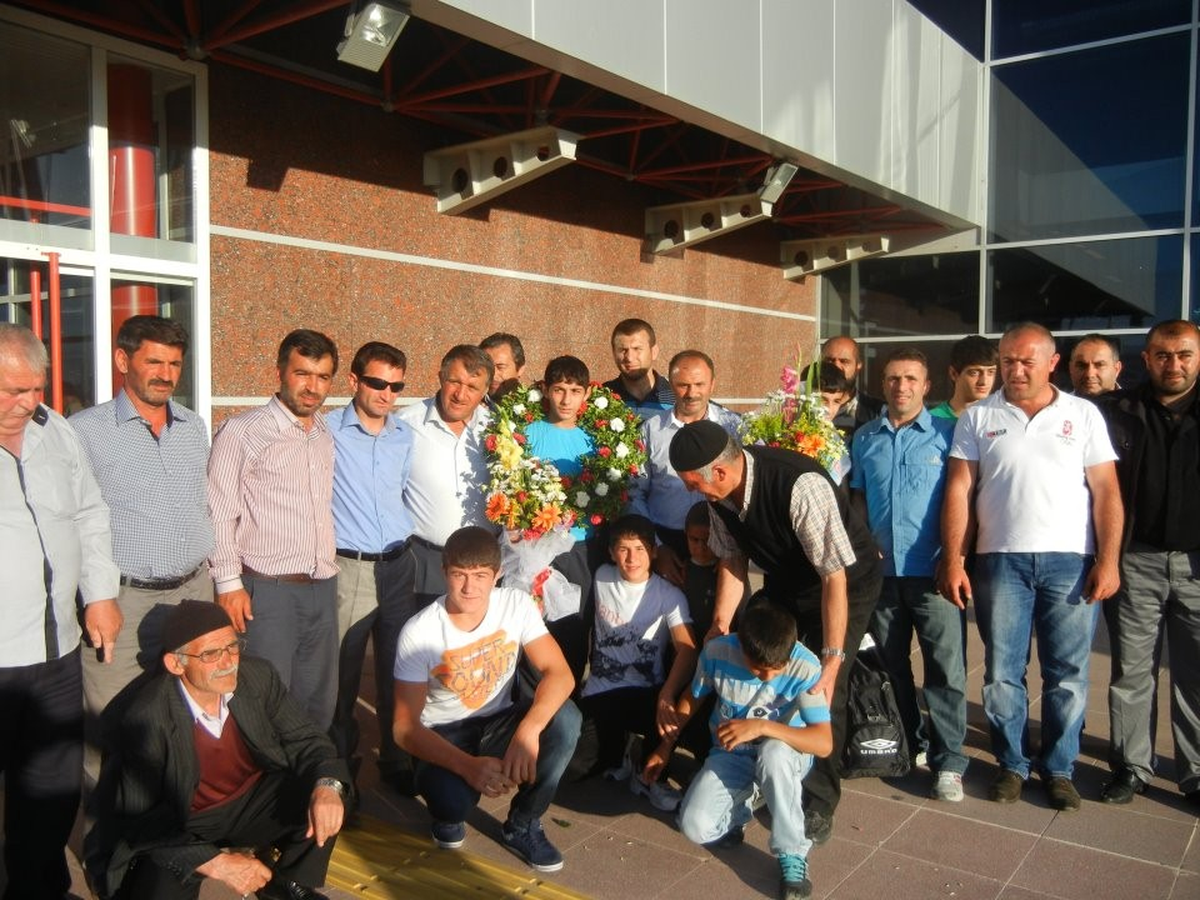 Yıldız Güreşçiler Çiçeklerle Karşılandı