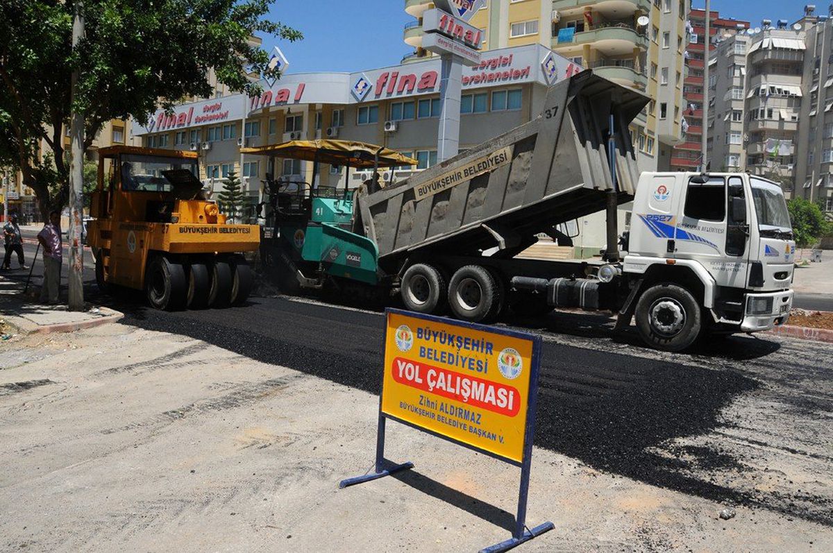 Yol Müdürlüğü Gece-Gündüz Çalışıyor