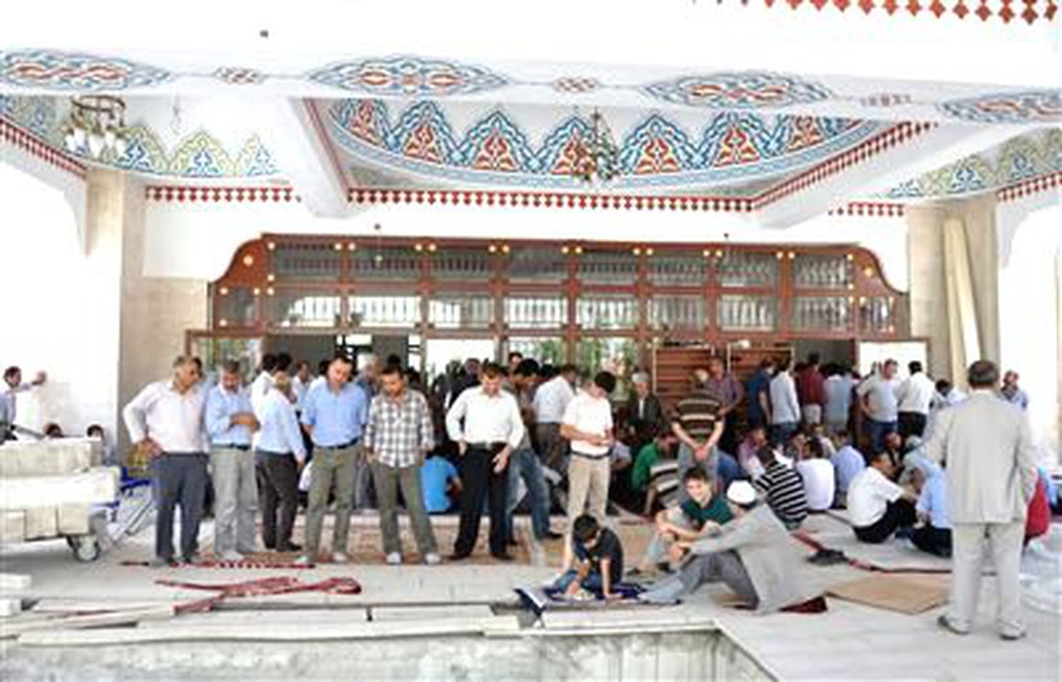 Yüksekova'da 5 Bin Kişilik Cami İbadete Açıldı
