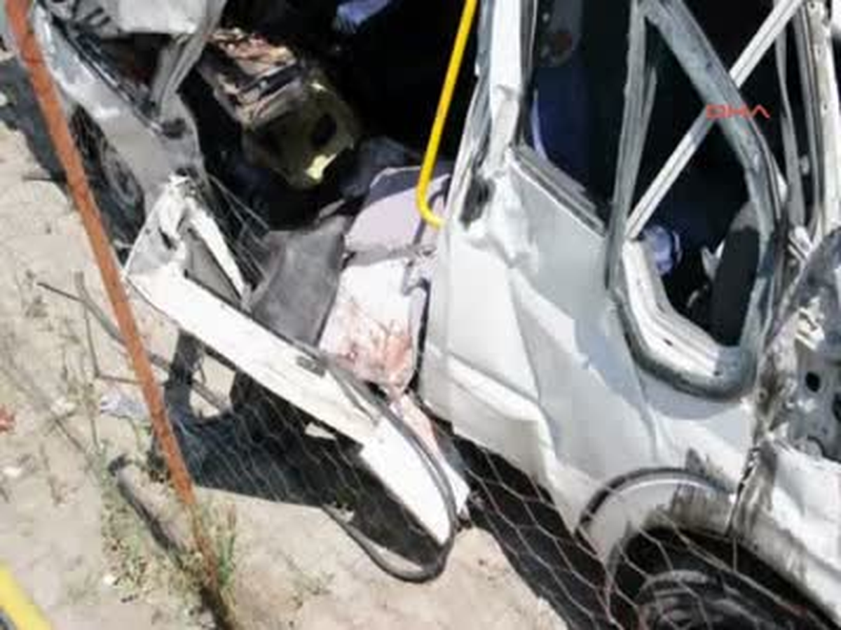 Ağrı/ek3minibüsle Kamyonet Çarpıştı: 13 Ölü, 12 Yaralı