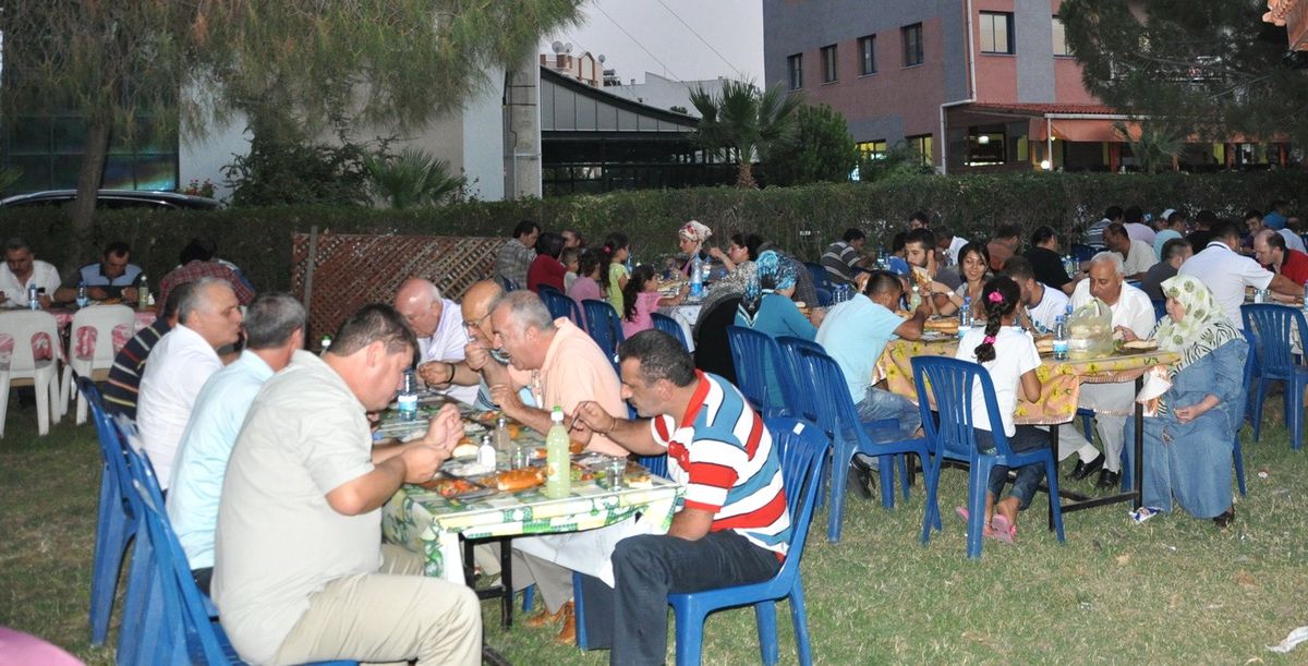 Aliağa, Orucunu Belediye İftar Sofrası\'nda Açtı