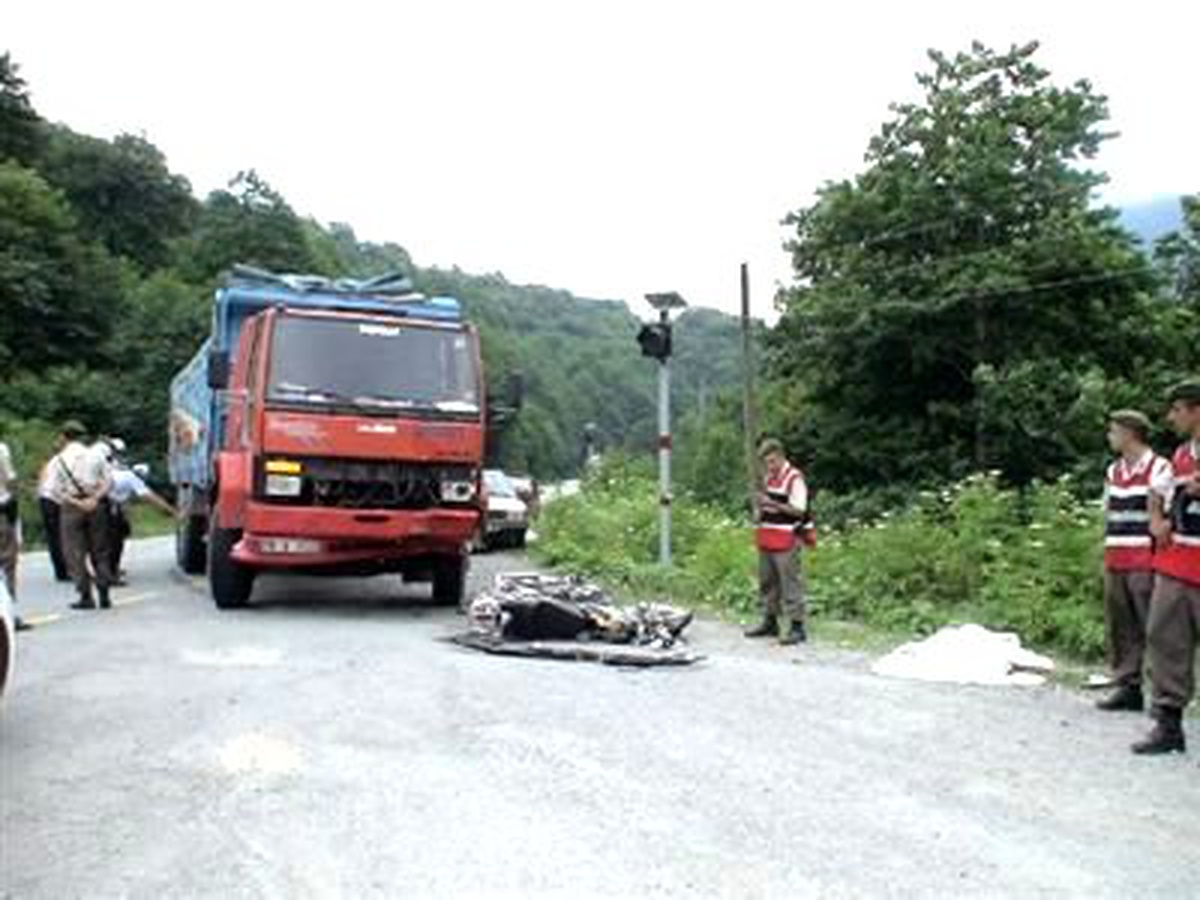 Artvin\'de Motosiklet Tıra Çarptı: 2 Ölü