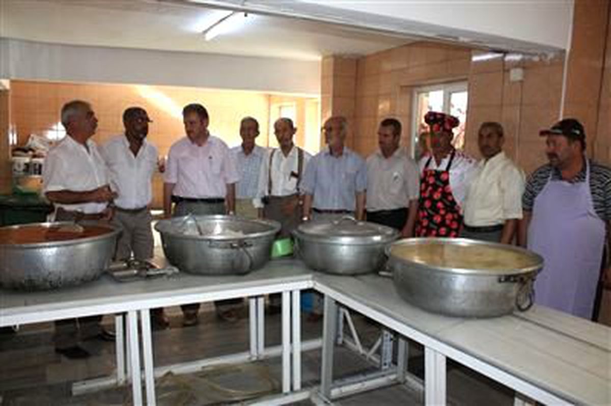 Aşevinde İlk Gün 3 Bin Kişiye Sıcak Yemek