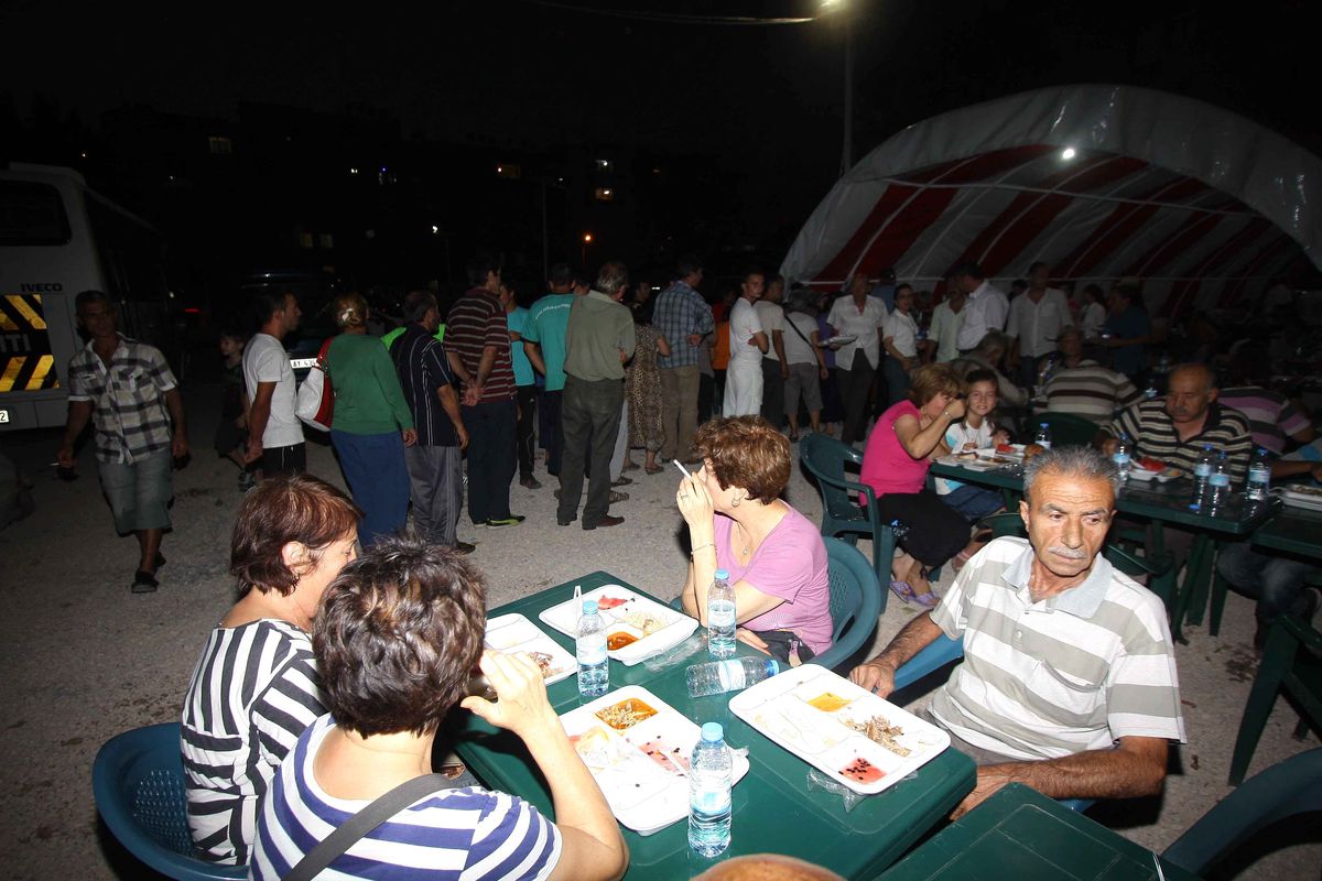 Bayraklı\'da Kurulan İftar Çadırları İlk Günden Yoğun İlgi Gördü