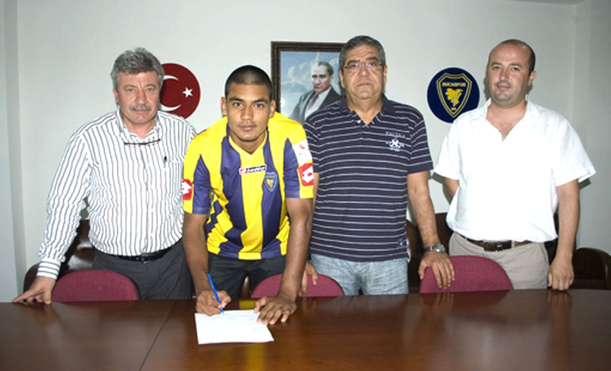 Bucaspor\'un Genç Kalecisi Mert Özğit\'ten Profesyonel İmza