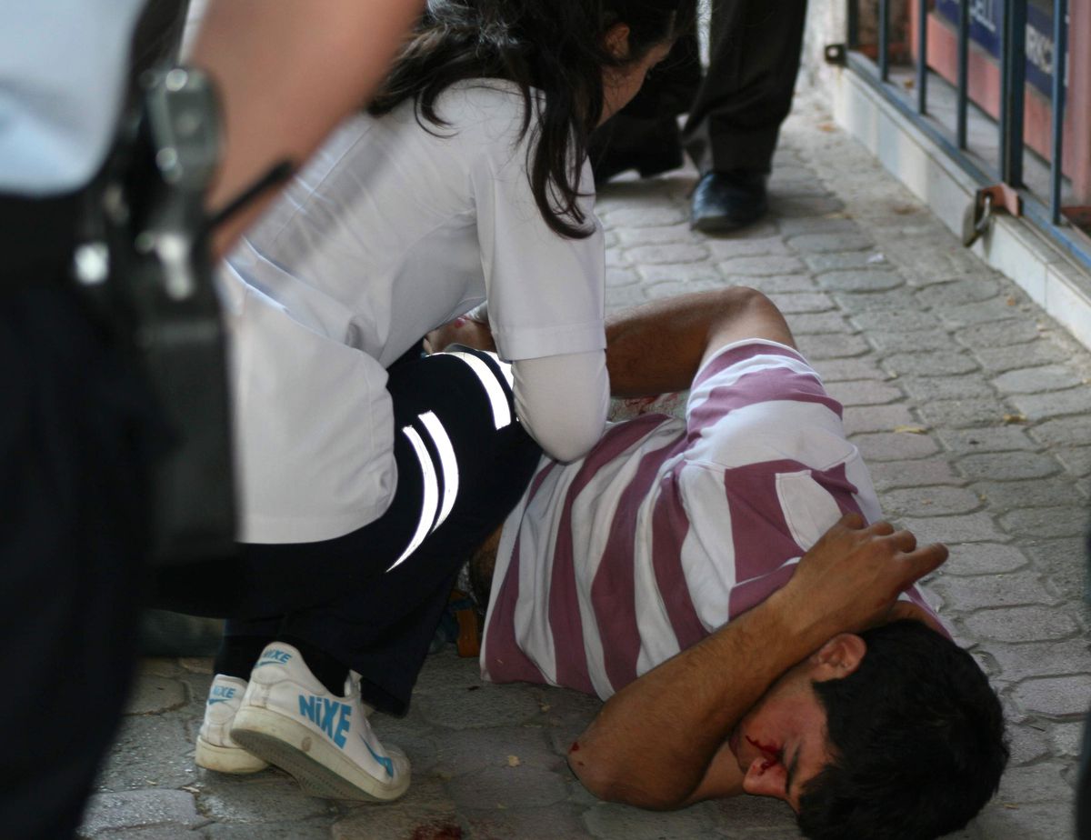 Cadde Ortasında Bıçaklandı