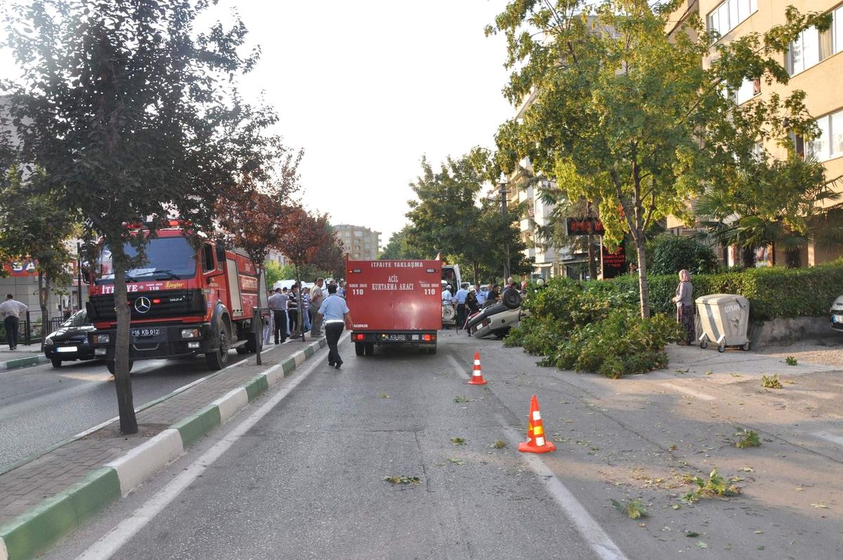 Düz Yolda Takla Atan Araçta Sıkışan Çift Ağır Yaralandı