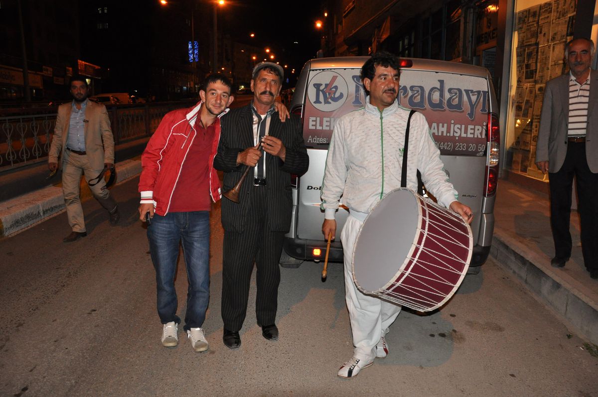 Erzurum\'da Davullu Zurnalı Sahur Keyfi