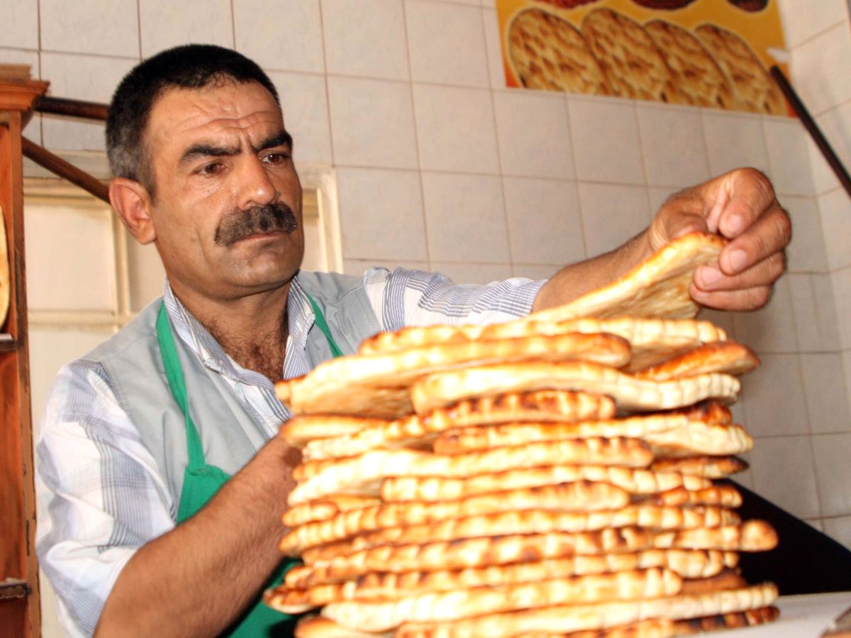 Fırın Ustaları Kavurucu Sıcakta Çalışıyor