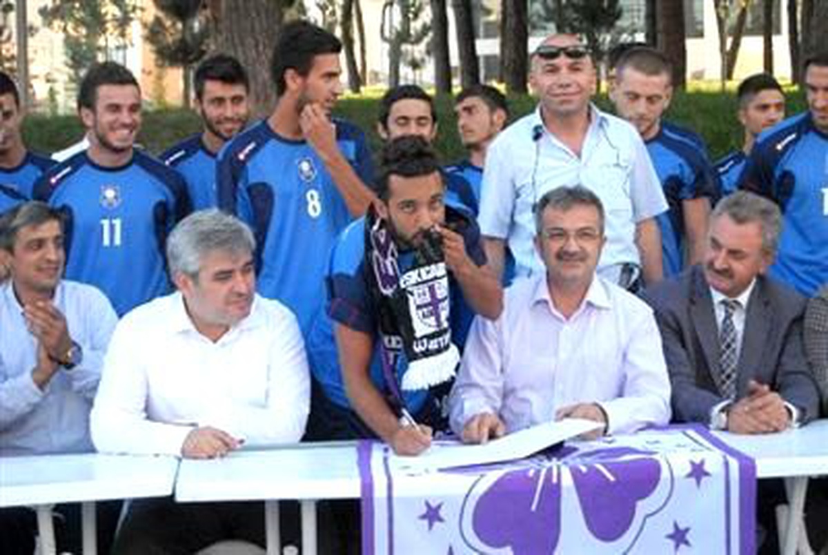 Gebzespor Futbolculara Cadde Ortasında İmza Attırdı