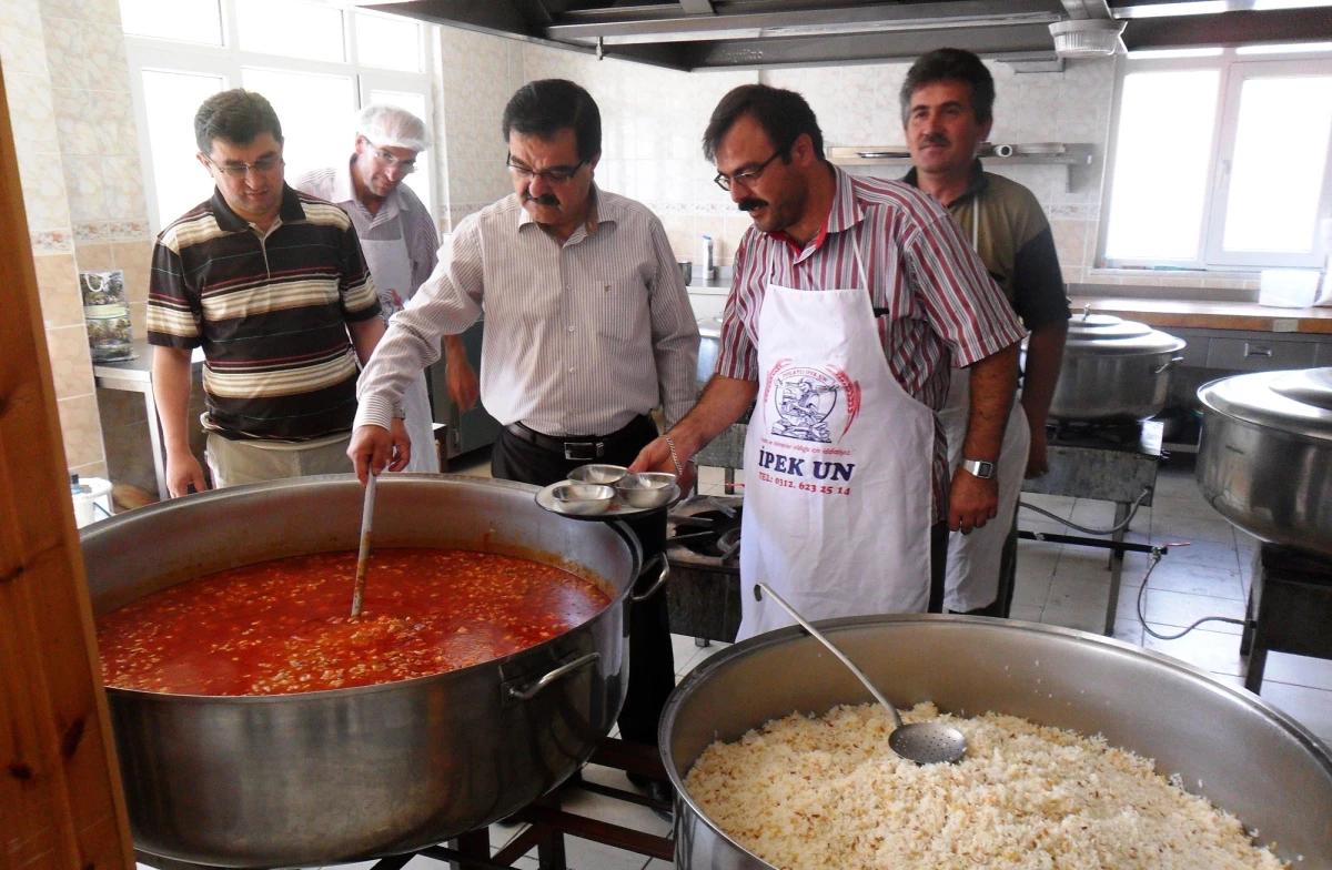 Gerede Belediyesi 400 Aileye Sıcak Yemek Veriyor