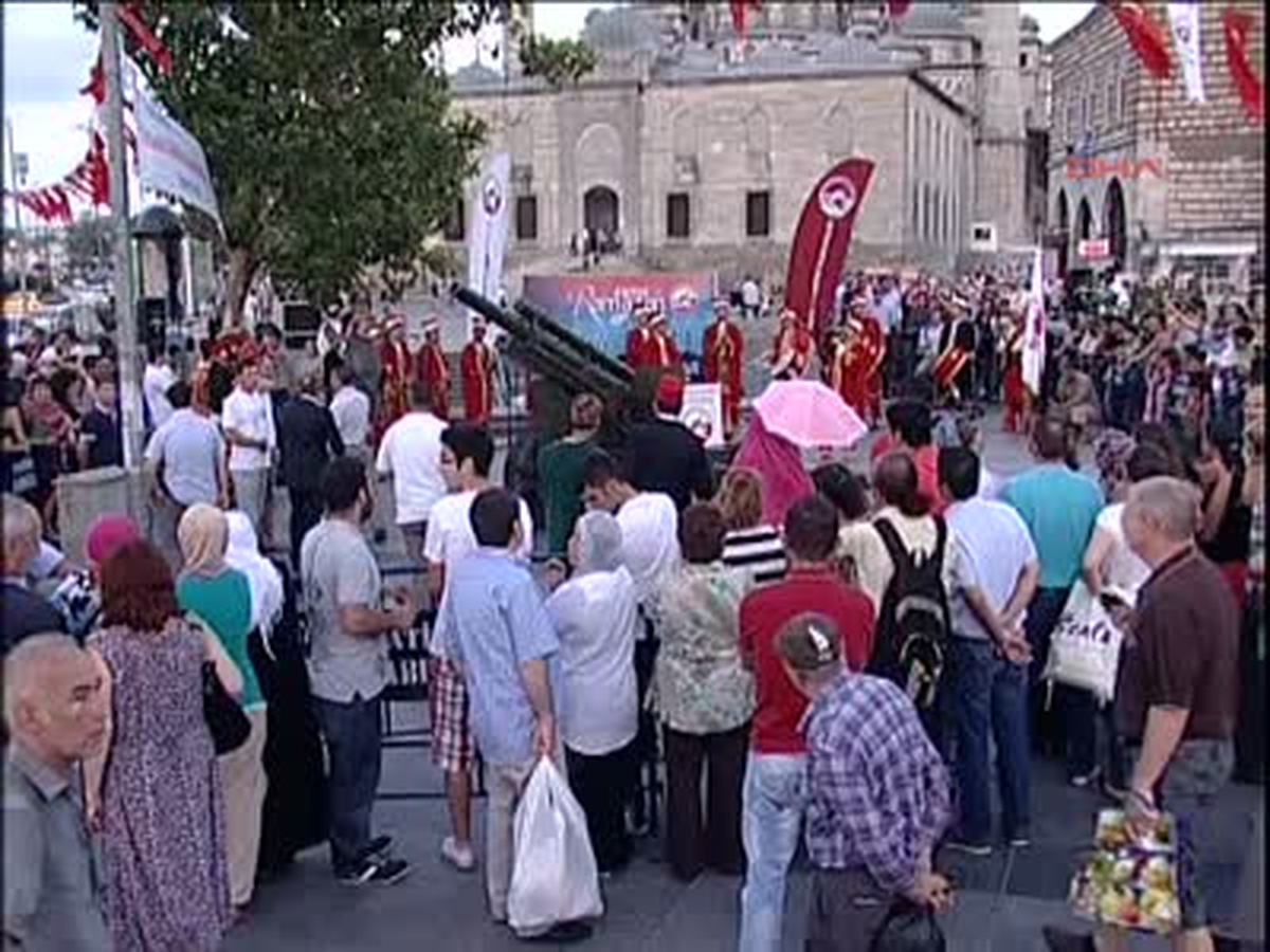 İstanbul\'da Ramazanın İlk İftar Topu Eminönü\'nden Atıldı