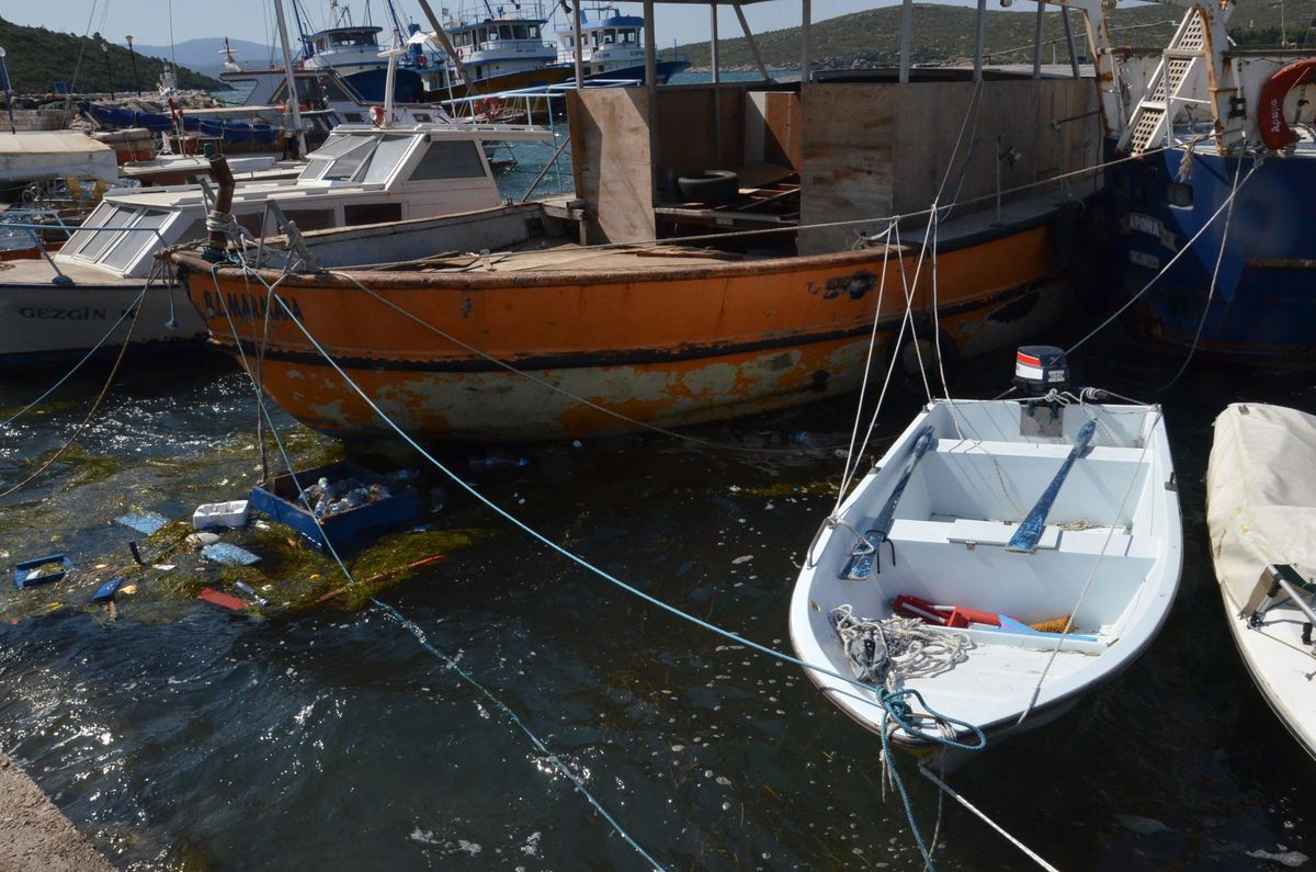 İzmir\'de Fırtınada Bir Tekne Battı
