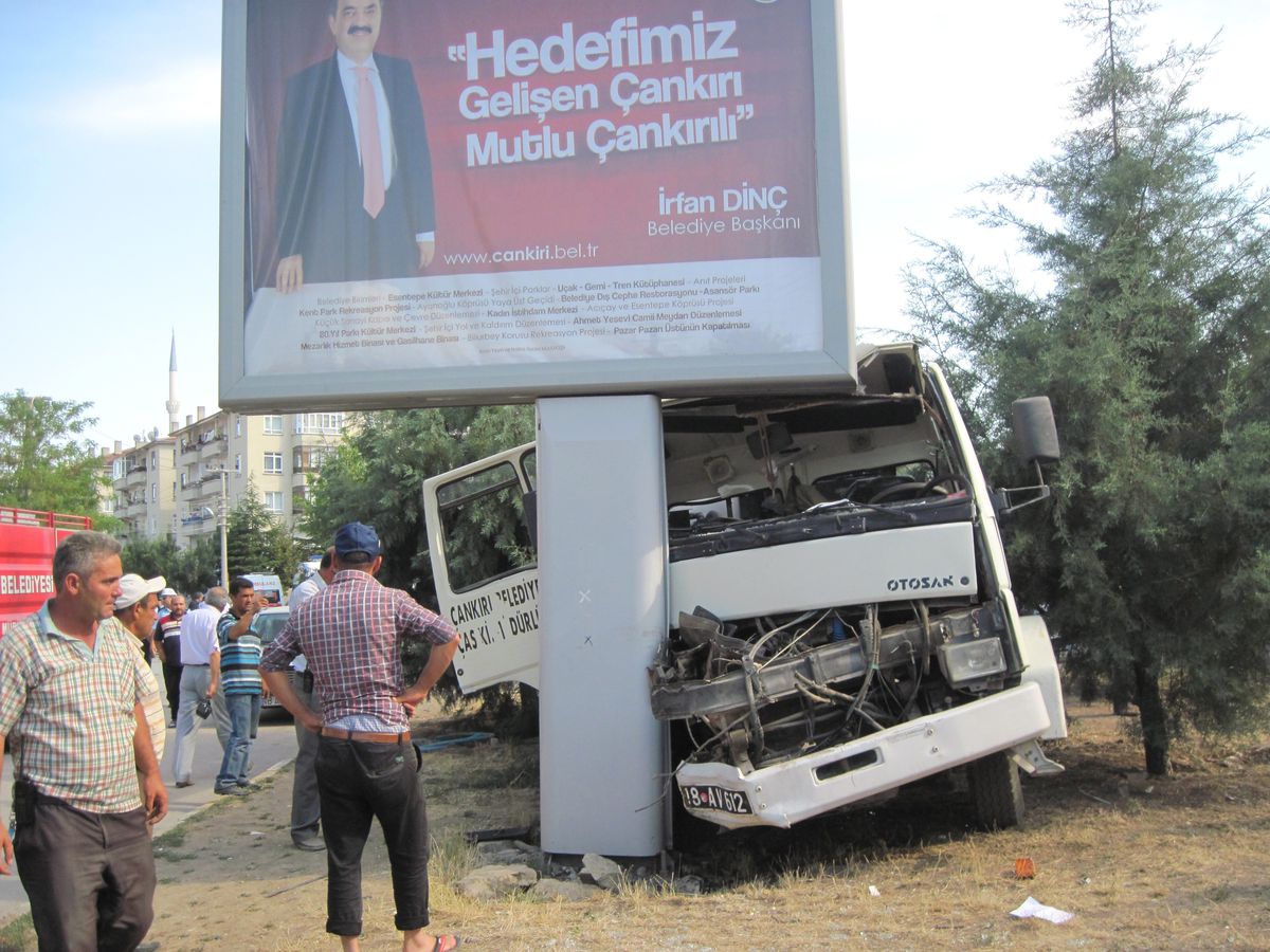 Kamyon ve Motosiklet Çarpıştı: 2 Yaralı