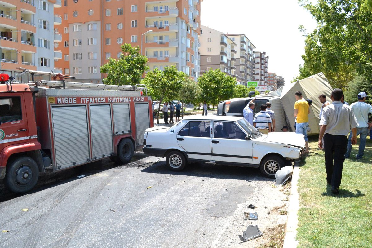 Kamyonet ile Otomobil Çarpıştı: 1 Yaralı