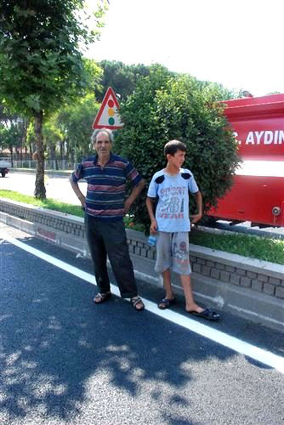 Kamyonun Lastiği Patladı Karpuzlar Yola Saçıldı