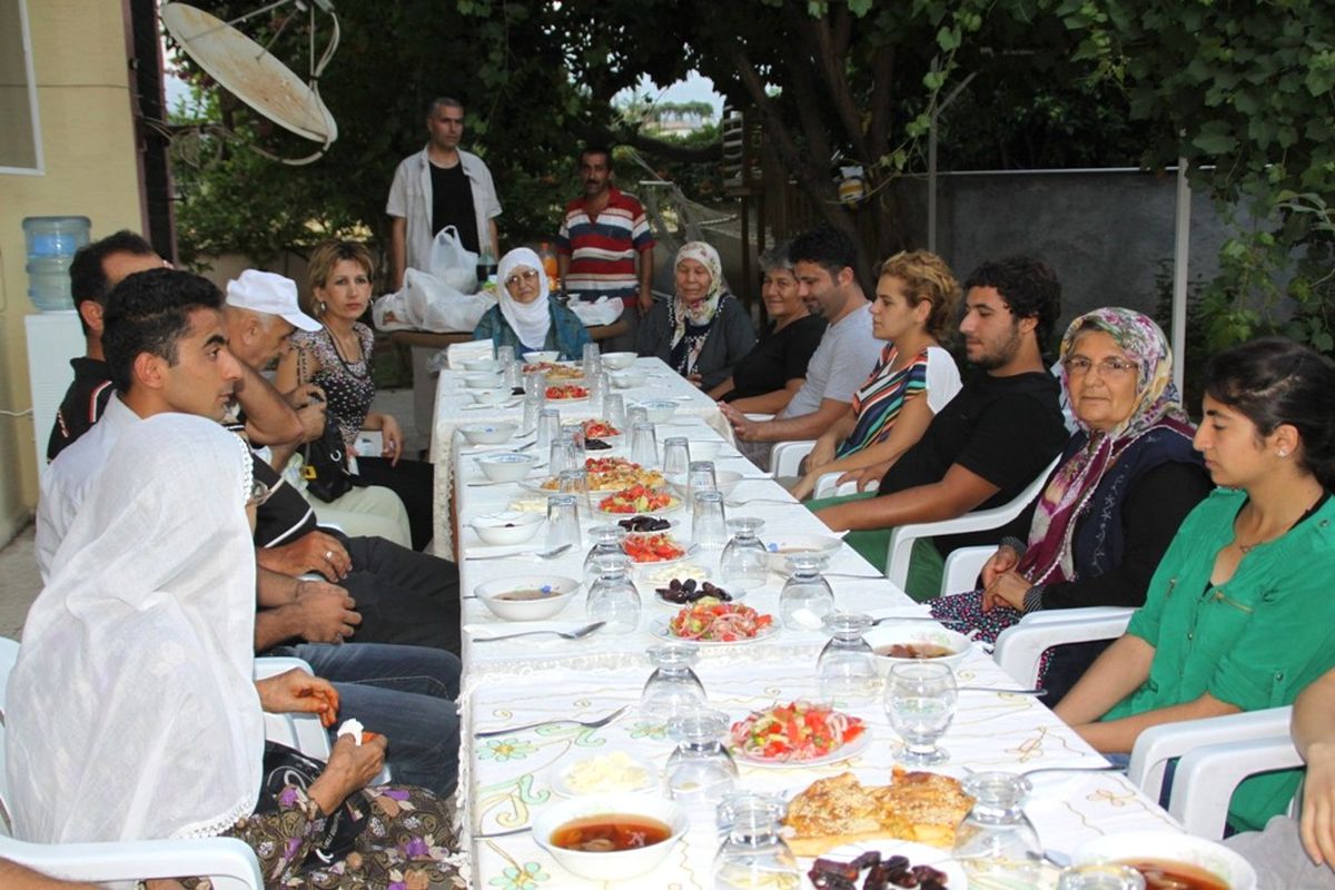 Kaymakam Yönden\'den Evinde İftar Yemeği
