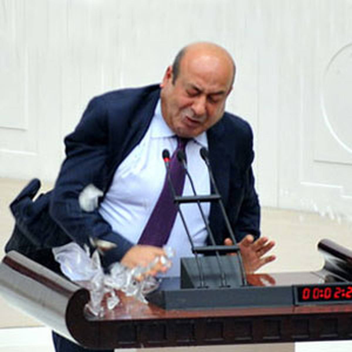 Kırdığı Bardak Kaplan\'ı Koltuktan Etti‎