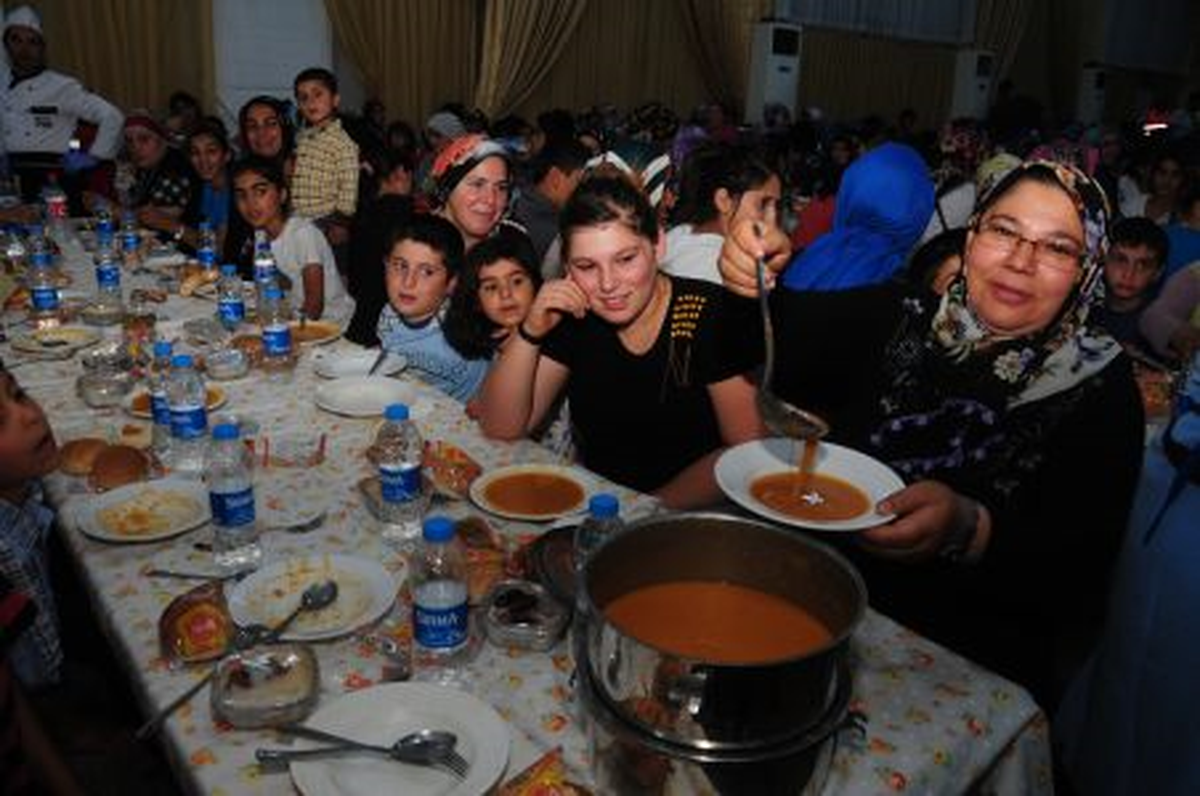 Klimalı Ramazan Çadırında İlk İftar