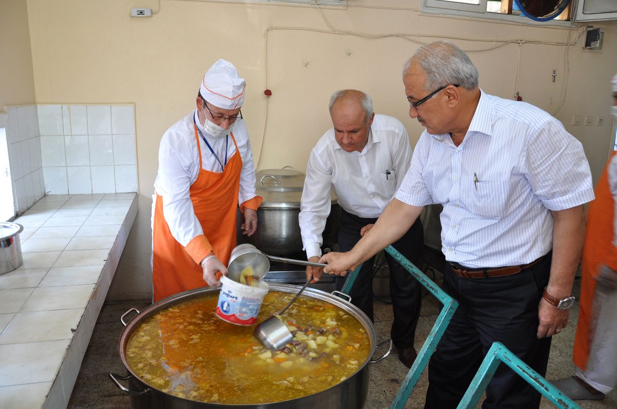 Kocamaz Türbede Yemek Dağıttı Orucunu Halkla Açtı