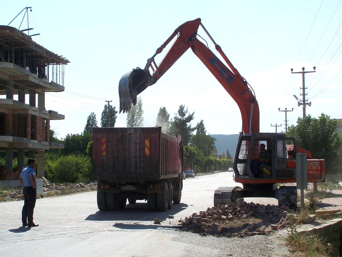 Korkuteli\'nde Cadde Düzenleme Çalışmaları Başladı