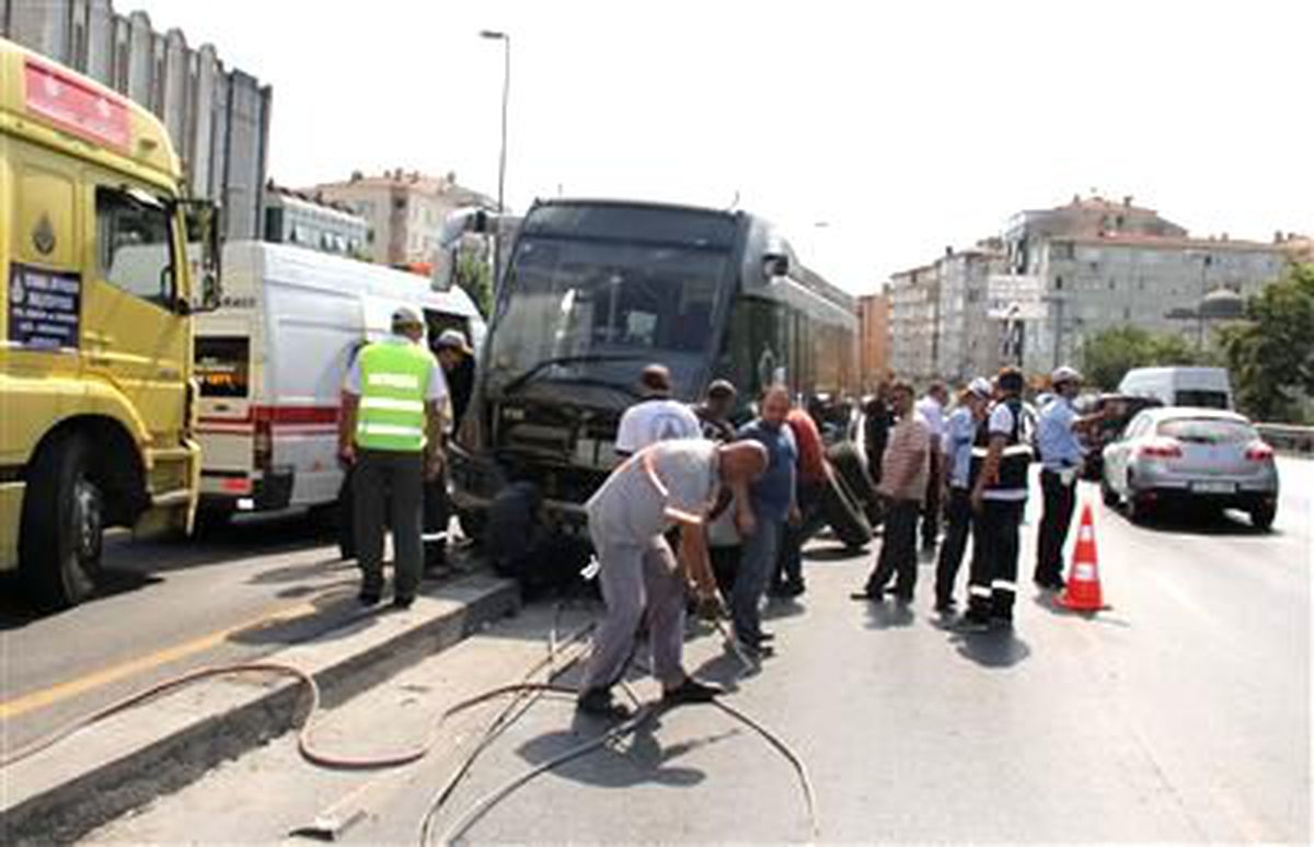 Metrobüs Yoldan Çıktı