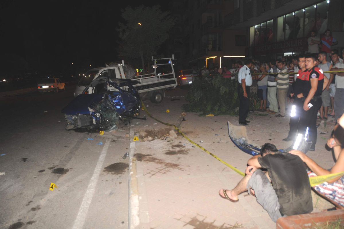 Otomobil Park Halindeki Kamyonete Çarptı: 1 Ölü, 1 Yaralı