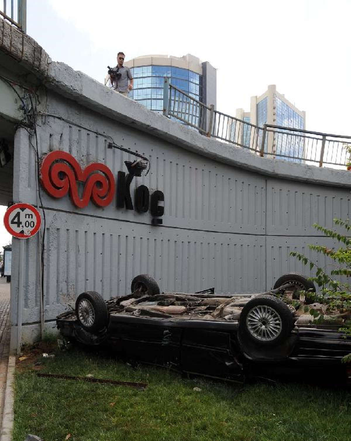 Otomobille Köprüden Düştü