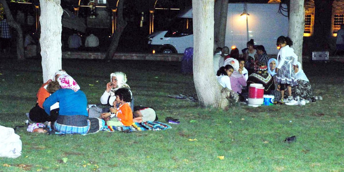 Sıcaklar Parklarda İftar Açtırıyor