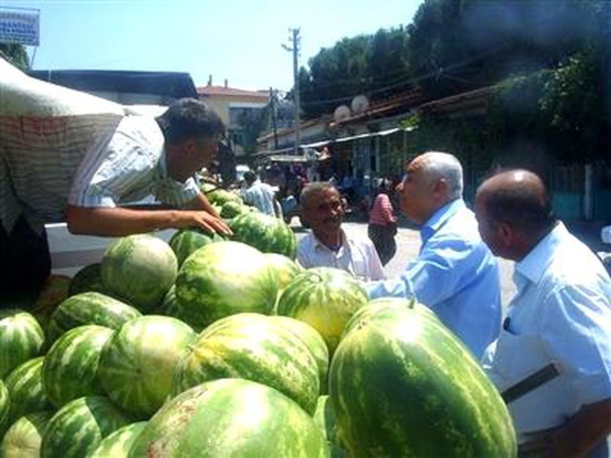 Siverek\'te Yoksul Ailelere Karpuz Dağıtıldı