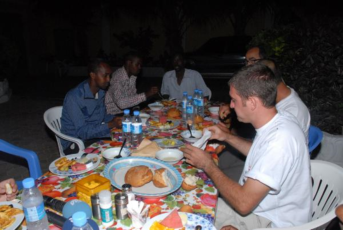 Somali\'de Görev Yapan Türk Kızılayı, İlk Sahuru Halkla Beraber Yaptı