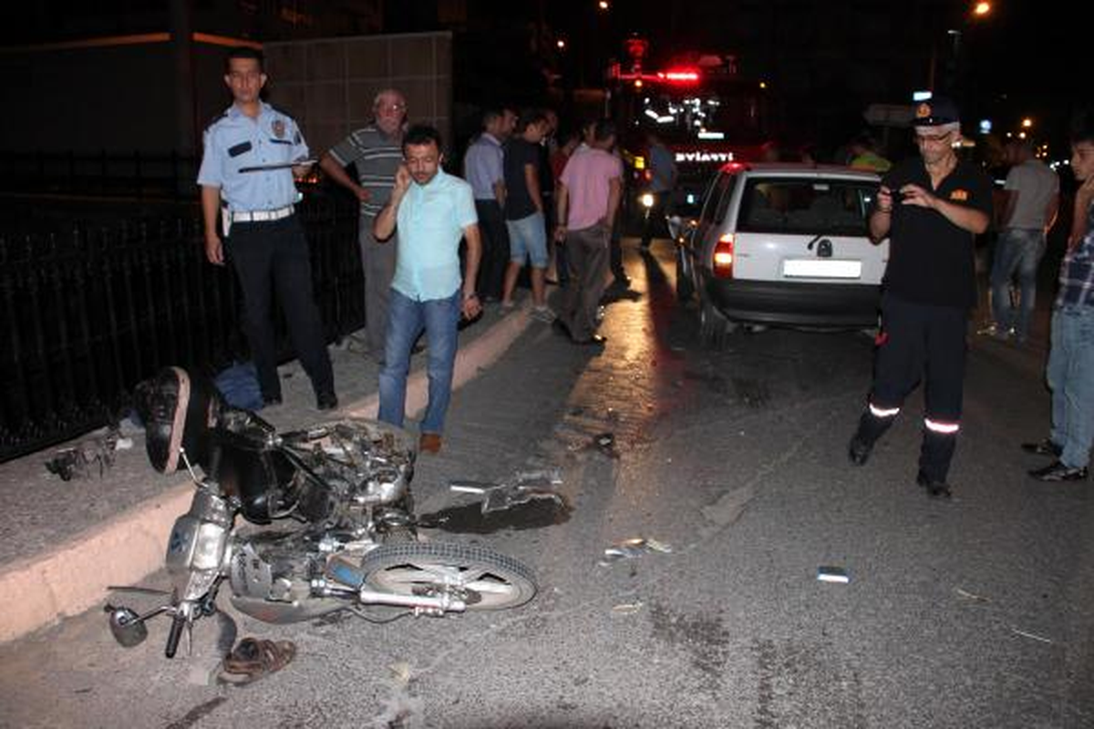 Ters Yöne Giren Otomobil, Motosiklete Çarptı: 2 Yaralı