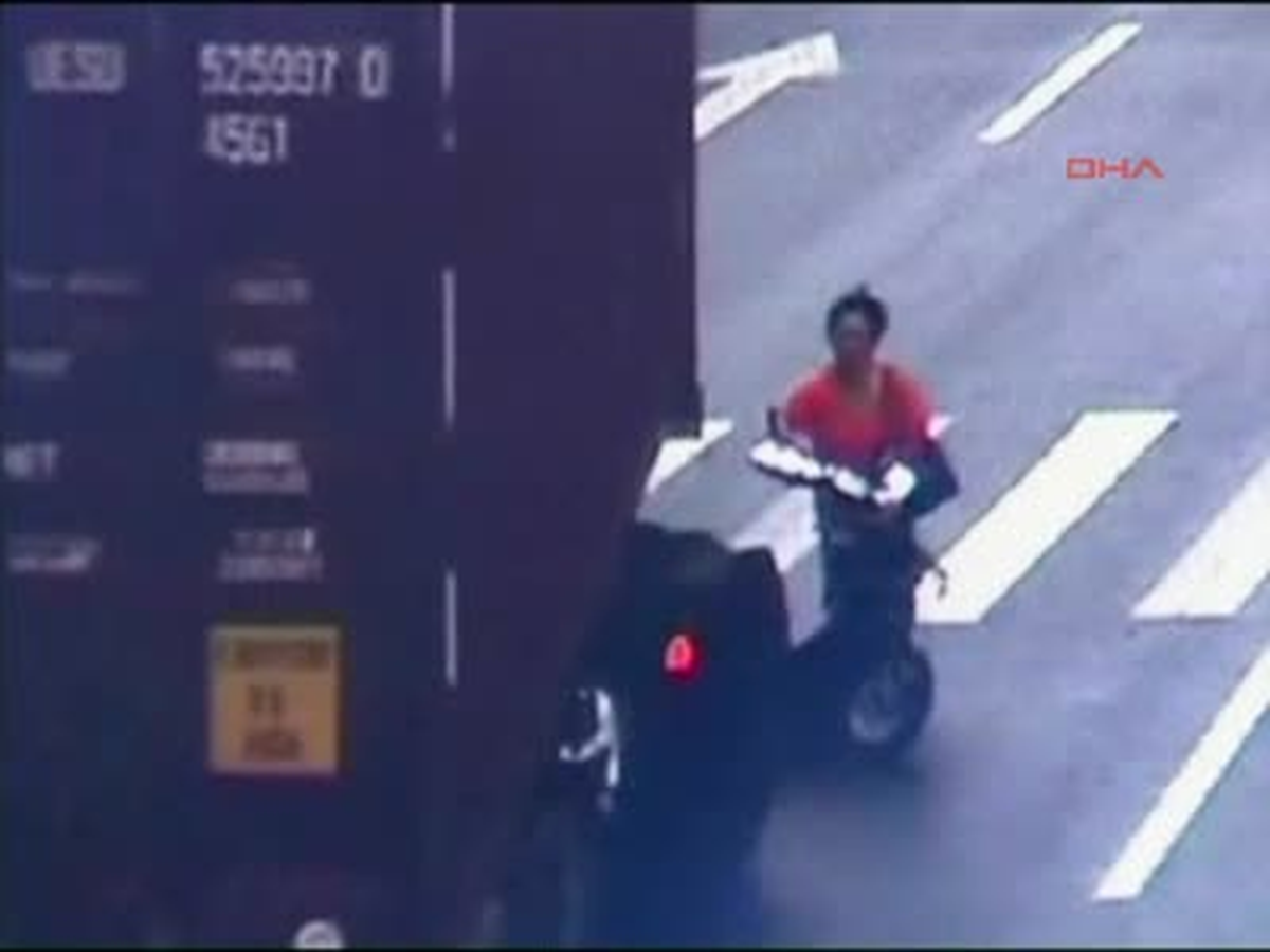 Motosiklete TIR Çarptı