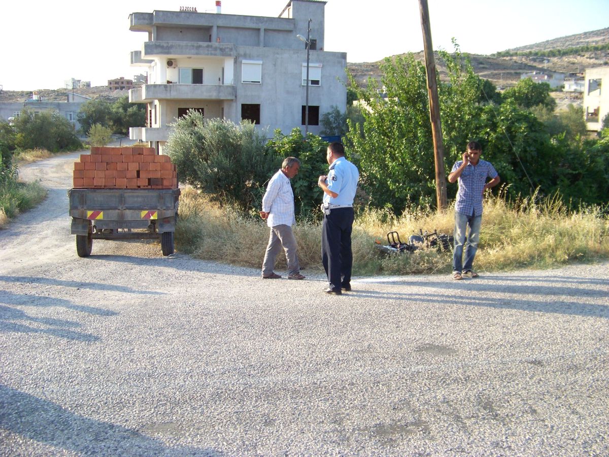 Traktörün Altında Kalan Anne ile Oğlu Yaralandı