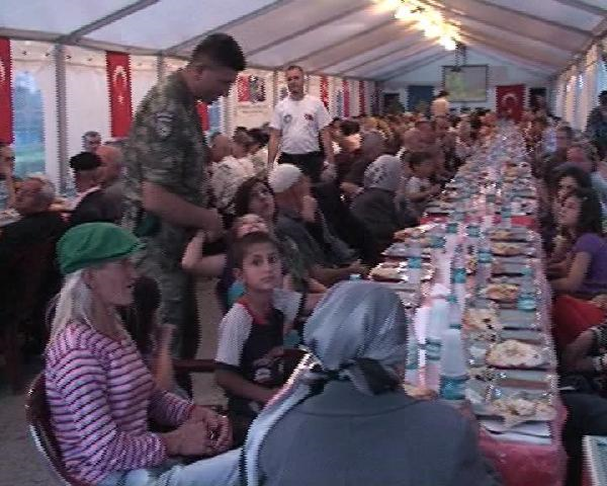 Türk Askerinden Kosova\'da İftar Çadırı