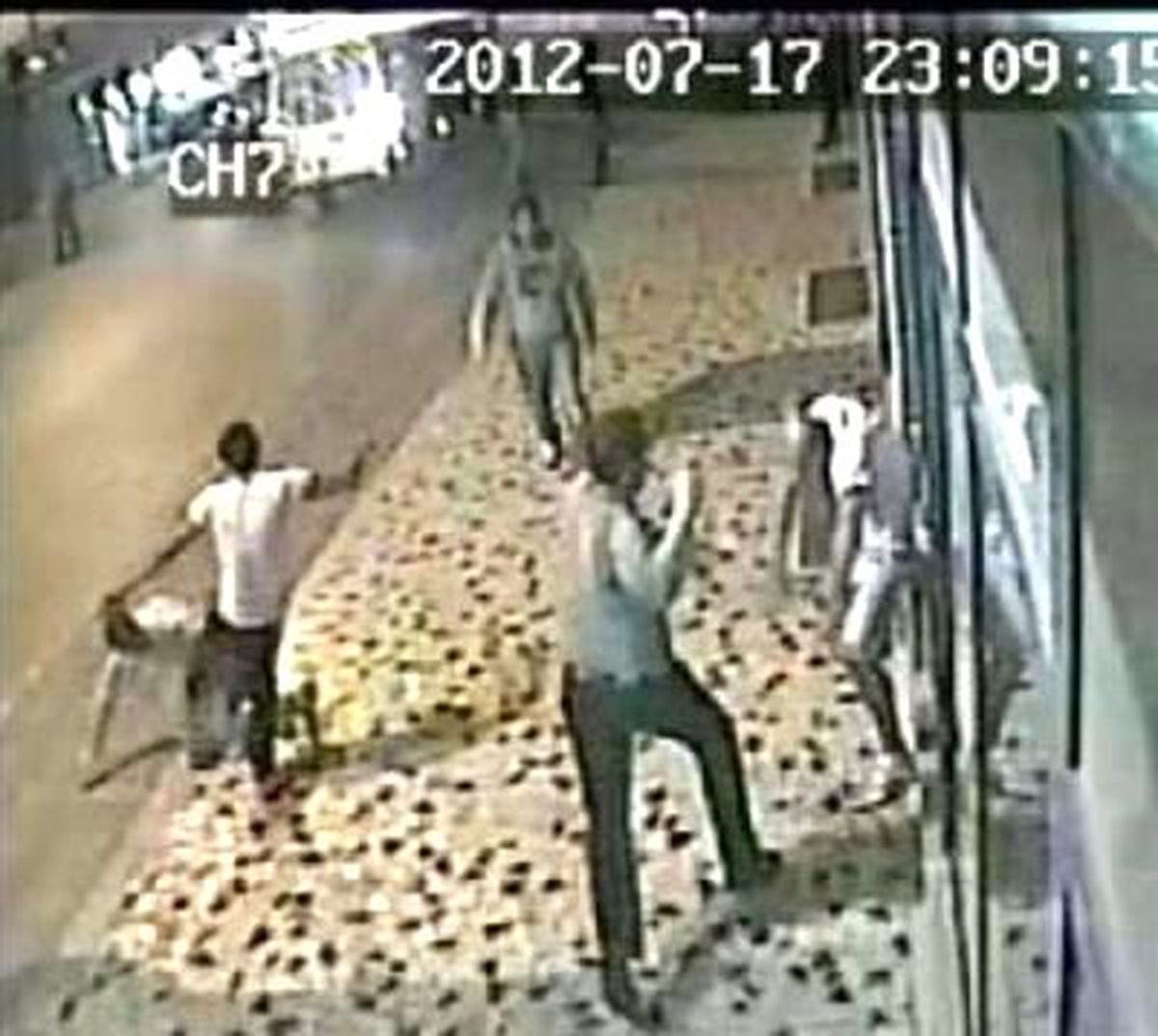 10 Kişilik Grup, İki Kardeşi Tekme- Tokat Dövüp Bıçakladı
